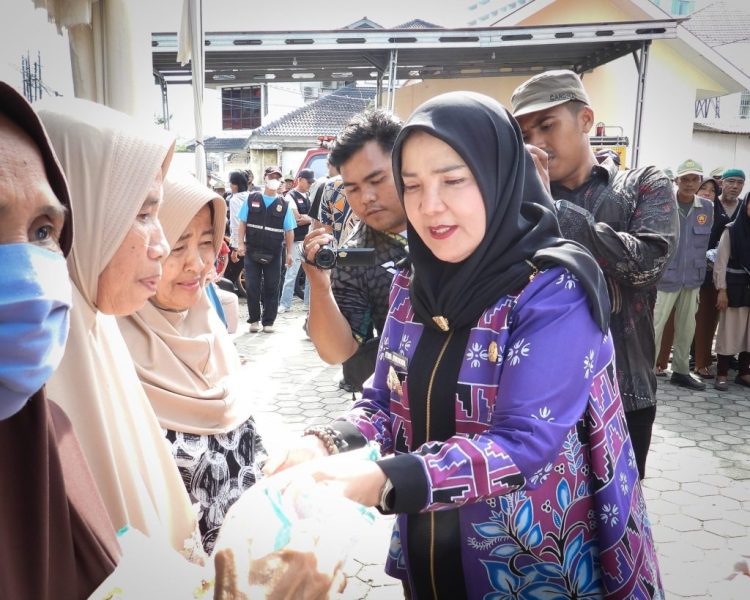 Jelang Idulfitri, Wali Kota Eva Dwiana Salurkan 8 Ton Beras untuk Warga Kurang Mampu