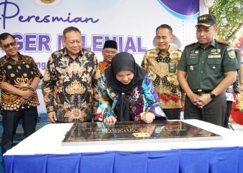 Walikota Eva Dwiana Resmikan Jembatan Penyeberangan Orang (JPO) Siger Milenial Di Halaman Masjid Agung Al-Furqon