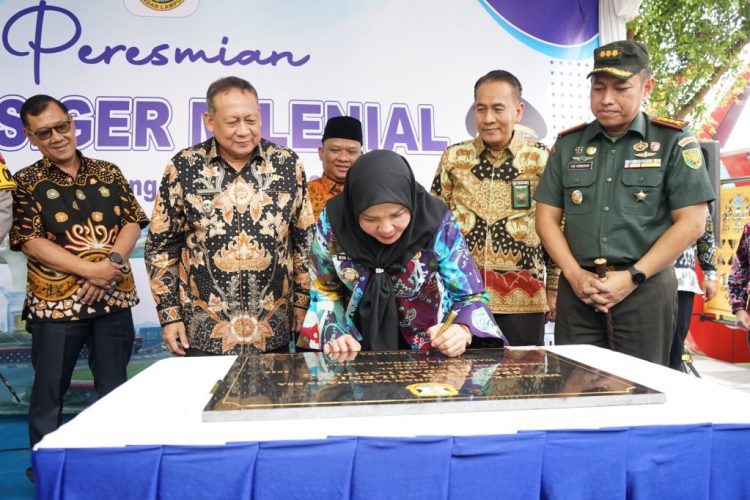 Walikota Eva Dwiana Resmikan Jembatan Penyeberangan Orang (JPO) Siger Milenial Di Halaman Masjid Agung Al-Furqon