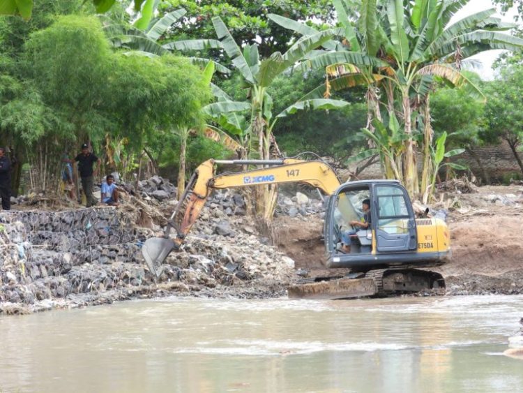 Walikota Bandar Lampung Kembali instruksikan Dinas PU untuk Menurunkan Alat Berat di Wilayah Terdampak Banjir