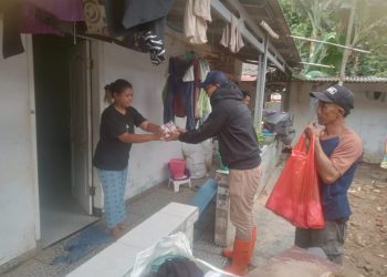 Pemkot Bandar Lampung Bagikan Nasi dan Air Mineral Kepada Korban Banjir