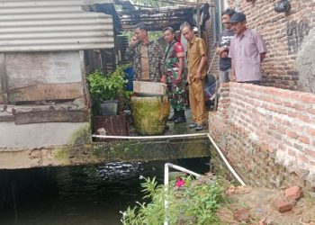 Satgas Penertiban Bangunan Pemkot Bandar Lampung Menemukan Rumah Yang Berdiri Diatas Saluran Air
