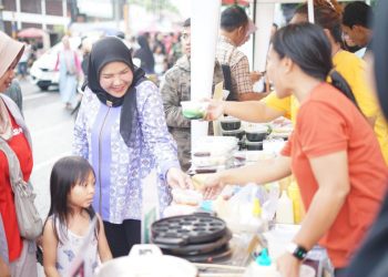 Walikota Eva Dwiana Bagikan Takjil Untuk Warga Bandar Lampung