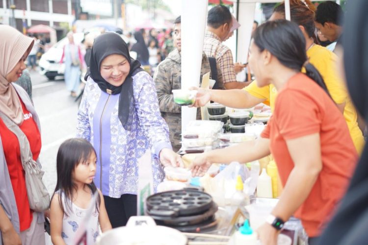 Walikota Eva Dwiana Bagikan Takjil Untuk Warga Bandar Lampung