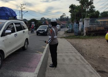 Polwan Pesawaran Turun Tangan Atur Lalu Lintas di Depan Sekolah, Hadirkan Rasa Aman untuk Anak-Anak