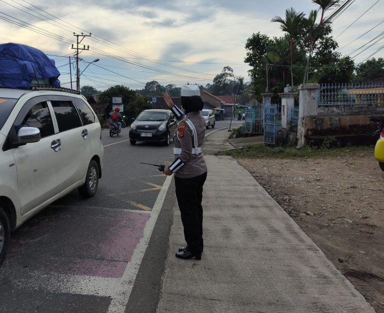 Polwan Pesawaran Turun Tangan Atur Lalu Lintas di Depan Sekolah, Hadirkan Rasa Aman untuk Anak-Anak