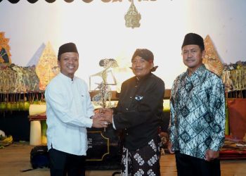 Semarak Wayang Kulit Semalam Suntuk Warnai Bersih Desa Podomoro, Bupati Pringsewu Hadir Langsung