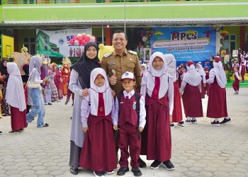 GATI 2025: Bupati Pringsewu Tunjukkan Teladan Ayah di Hari Pertama Sekolah Anak