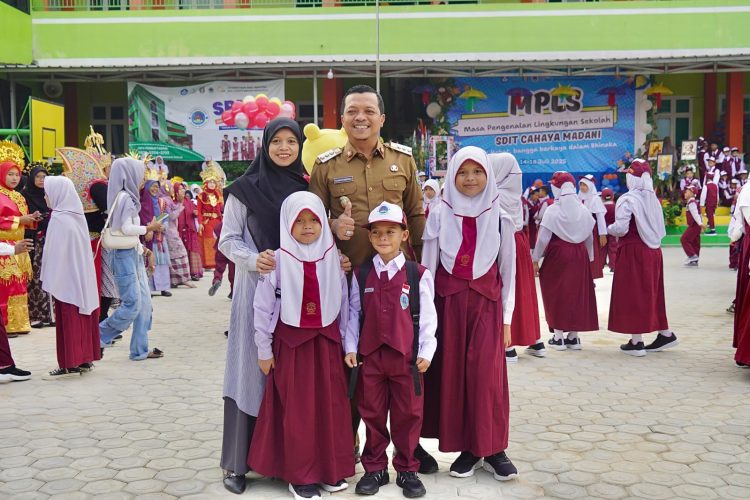 GATI 2025: Bupati Pringsewu Tunjukkan Teladan Ayah di Hari Pertama Sekolah Anak