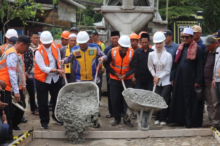 Bupati Parosil Resmikan Pembangunan Jalan Tugu Ratu–Sukamarga, Warga Suoh Sambut Harapan Baru
