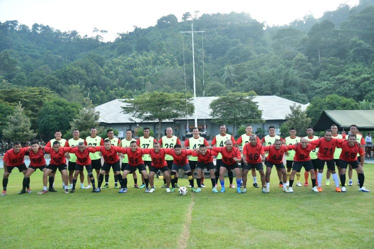 Tingkatkan Soliditas dan Kebugaran, Danbrigif 4 Marinir/BS Gelar Olahraga Bersama Perwira di Yonif 7