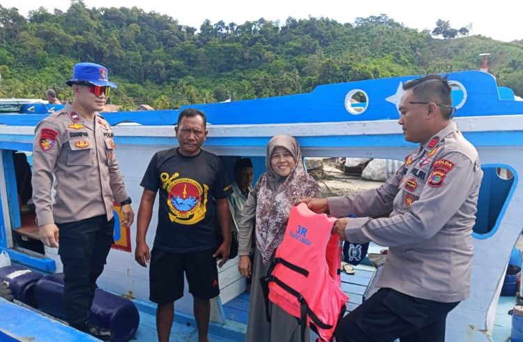 Pastikan Perairan Aman, Sat Polairud Pesawaran Gencar Sosialisasi Keselamatan Berlayar