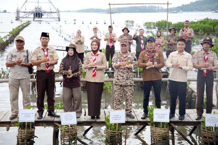 Tanam 1.000 Bibit Mangrove, Langkah Nyata Rawat Bumi dari Pesisir Pesawaran