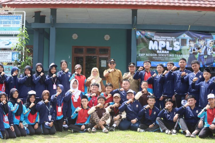 Hari Kedua Tahun Ajaran Baru, Parosil Sidak ke Sekolah Unggulan dan Beri Motivasi Siswa