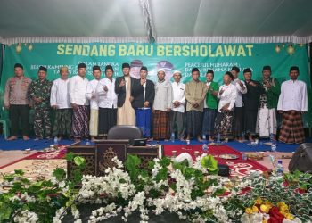 Ribuan Warga Padati Lapangan Merdeka Sendangbaru, Rayakan 1 Suro dengan Sholawat Akbar