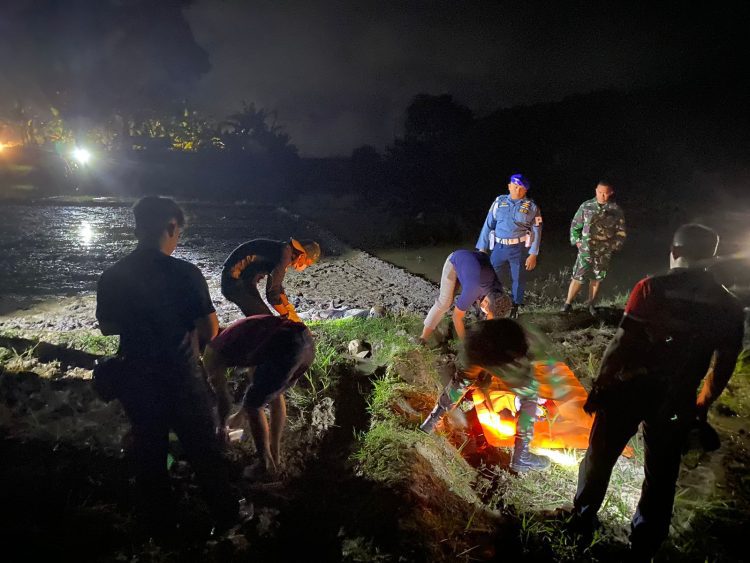 Warga Desa Gebang Ditemukan Tewas di Persawahan, Polisi Evakuasi dan Olah TKP