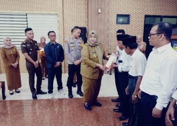 Wabup Pringsewu Serahkan Akta Notaris & SK Badan Hukum Koperasi Desa Merah Putih