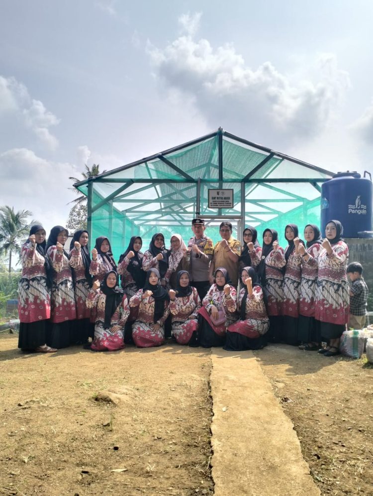 Bhabinkamtibmas Kawal Lomba KWT di Sungai Langka, Dukung Ketahanan Pangan dan Semarak HUT Pesawaran