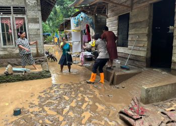 Banjir Surut, Polwan Bripka Pera Turun Langsung Bantu Warga Terdampak di Wonosobo