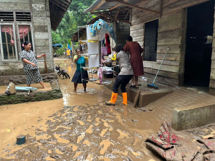 Banjir Surut, Polwan Bripka Pera Turun Langsung Bantu Warga Terdampak di Wonosobo