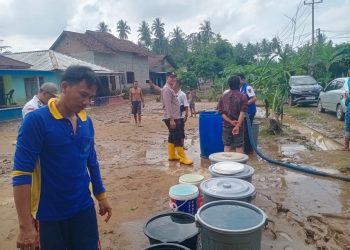 Sinergi Polsek Semaka, PDAM Way Agung, dan Uspikan: Salurkan Air Bersih untuk Warga Terdampak Banjir