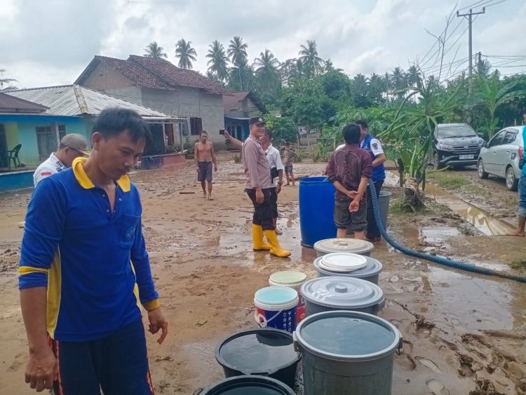 Sinergi Polsek Semaka, PDAM Way Agung, dan Uspikan: Salurkan Air Bersih untuk Warga Terdampak Banjir