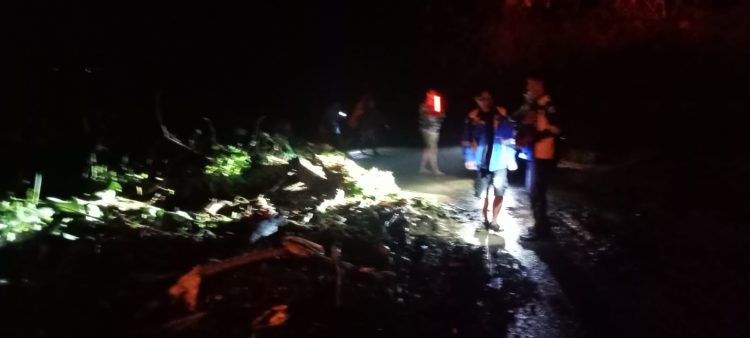 Tumpukan Material Longsor Tutupi Jalan Wisata Ketapang, Erosi Air Ancam Akses Wisatawan