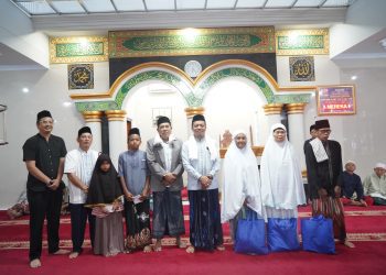 Bupati Pringsewu Ajak Warga Salat Subuh Berjamaah, Beri Bantuan Sosial dan Luncurkan Ambulans Masjid