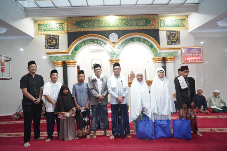 Bupati Pringsewu Ajak Warga Salat Subuh Berjamaah, Beri Bantuan Sosial dan Luncurkan Ambulans Masjid