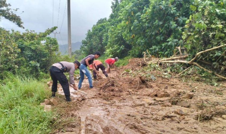 Polsek Limau dan Warga Gotong Royong Bersihkan Longsor Sepanjang 10 Meter di Tanggamus