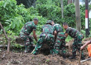 Pleton Siaga Bencana Brigif 4 Marinir/BS Bergerak Cepat Tangani Longsor di Pesawaran