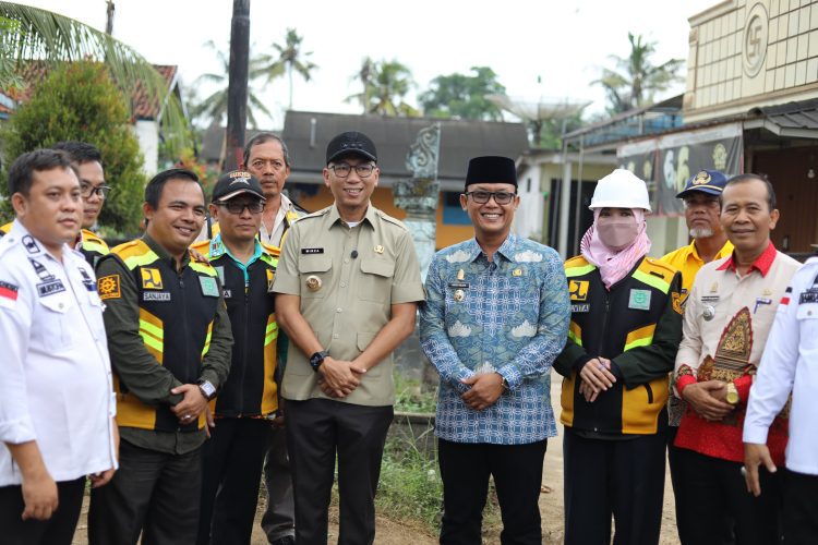 Tinjau Jalan Rukti Harjo Raman Utara, Gubernur Lampung dan Bupati Ardito Tegaskan Komitmen Percepatan Infrastruktur