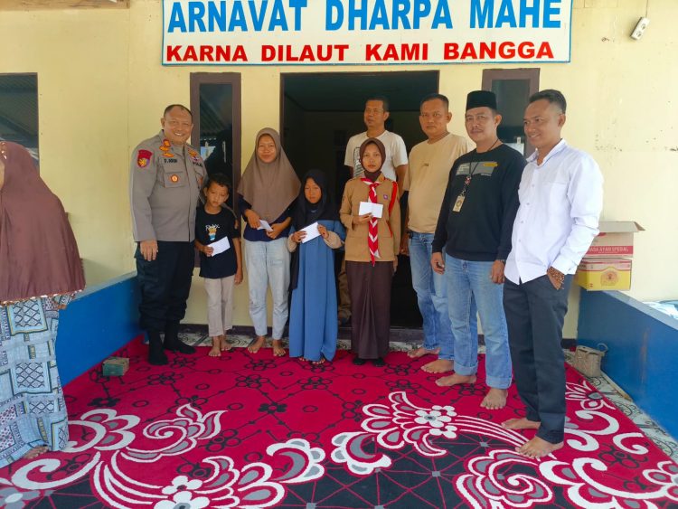 Sat Polairud Polres Lampung Selatan Dekatkan Diri ke Warga Pesisir, Bagikan Sembako untuk Lansia