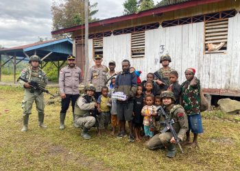 Satgas Damai Cartenz Sambangi Kampung Apom, Bawa Bantuan dan Harapan untuk Warga Pegunungan