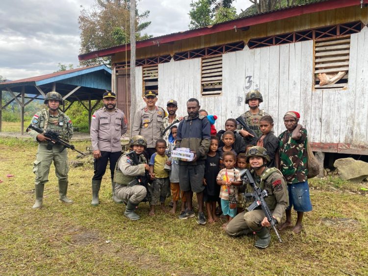 Satgas Damai Cartenz Sambangi Kampung Apom, Bawa Bantuan dan Harapan untuk Warga Pegunungan