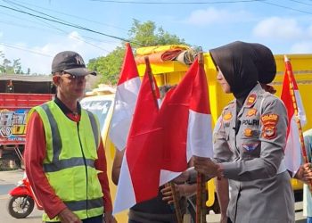 Sat Lantas Polres Pesawaran Tebar 1.000 Bendera Merah Putih, Kobarkan Semangat Kemerdekaan