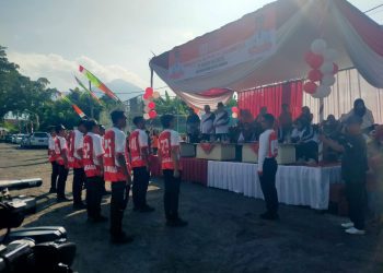 Ketua TP PKK Tanggamus Buka Lomba Gerak Jalan Semarakkan HUT RI ke-80