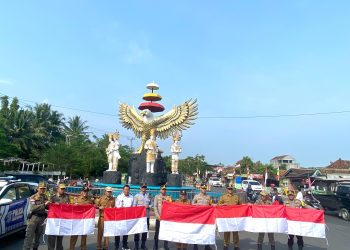 Pemkab Pesawaran Gandeng Polres Bagikan 1.000 Bendera Merah Putih untuk Pengendara Jalan