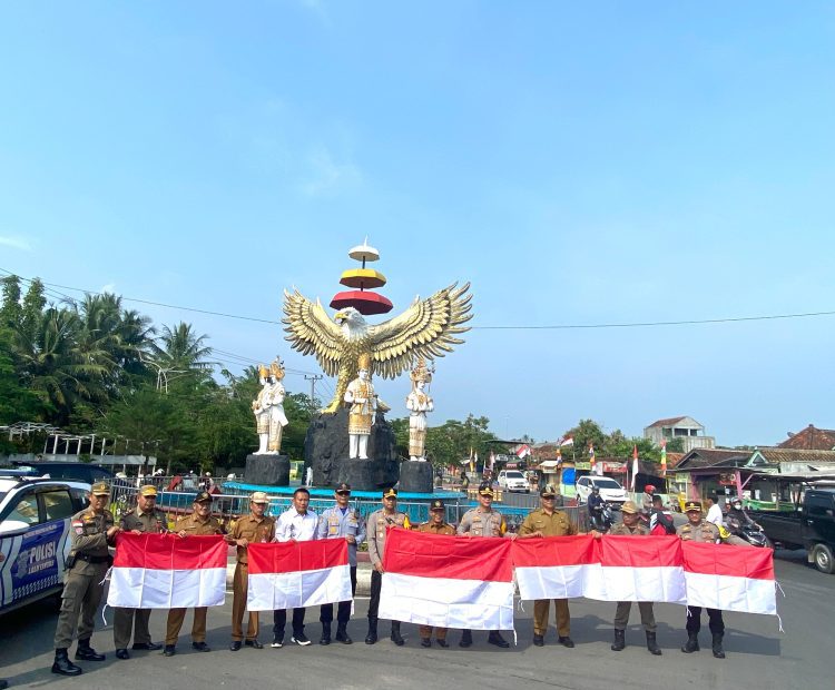 Pemkab Pesawaran Gandeng Polres Bagikan 1.000 Bendera Merah Putih untuk Pengendara Jalan