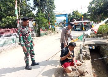 Sambut Hut Ri Ke-80, Bhabinkamtibmas Polsek Padang Cermin Bersama Bhabinsa Ajak Masyarakat Kibarkan Bendera Merah Putih