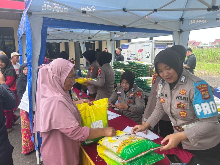 Polda Lampung Gelar Gerakan Pangan Murah, Salurkan Puluhan Ton Beras untuk Warga