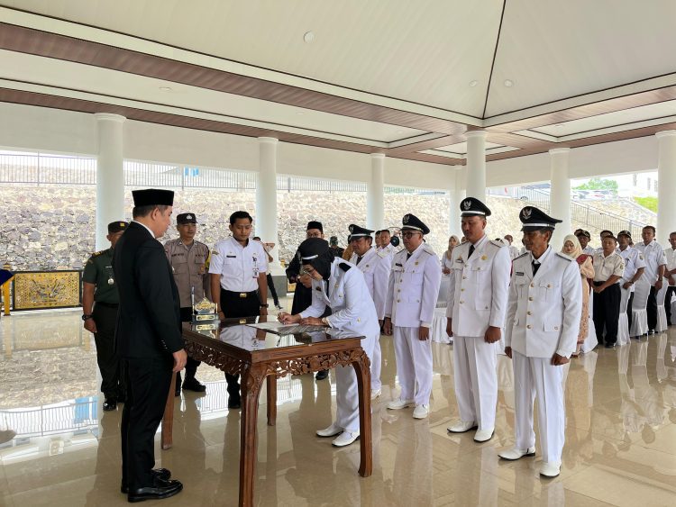 Enam Penjabat Kepala Desa di Pesawaran Dilantik, Bupati Tekankan Konsolidasi dan Peningkatan Pelayanan