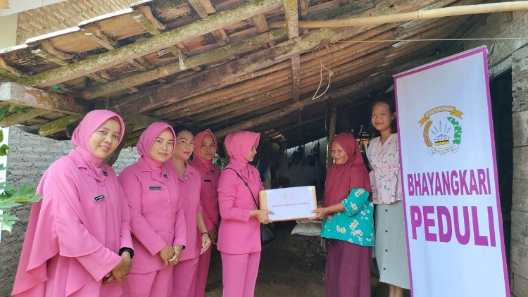 Bhayangkari Ranting Penengahan Bagikan 20 Paket Sembako Jelang HUT RI ke-80 dan HKGB ke-73