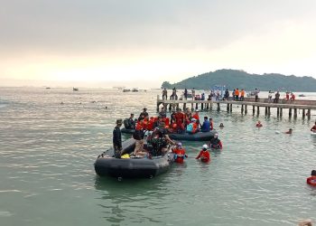 Lampung Cetak Sejarah, Kibarkan Bendera Merah Putih di Atas Laut
