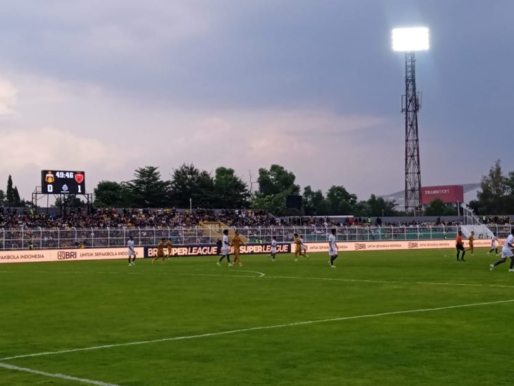 Spasojevic vs Lukas Dias, Duel Gol Penalti yang Mengguncang Stadion Sumpah Pemuda