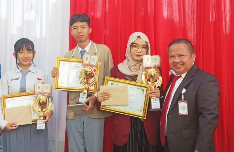 Gubernur Mirza Serahkan Hadiah untuk Pemenang Lomba Baca Puisi Esai