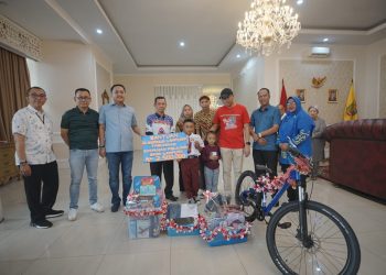 Aksi Heroik Bocah Sd Memanjat Tiang Bendera Di Hut Ri Ke-80, Raihan Menerima Sepeda Dan Apresiasi Gubernur