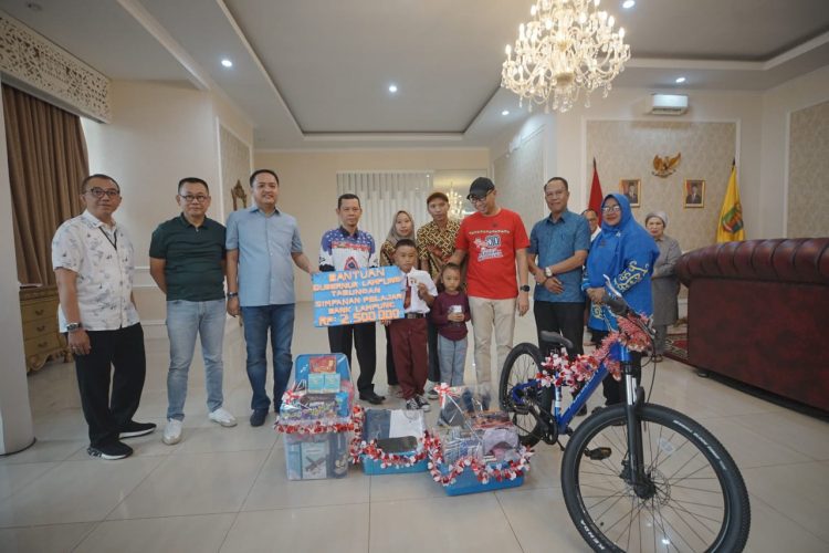 Aksi Heroik Bocah Sd Memanjat Tiang Bendera Di Hut Ri Ke-80, Raihan Menerima Sepeda Dan Apresiasi Gubernur