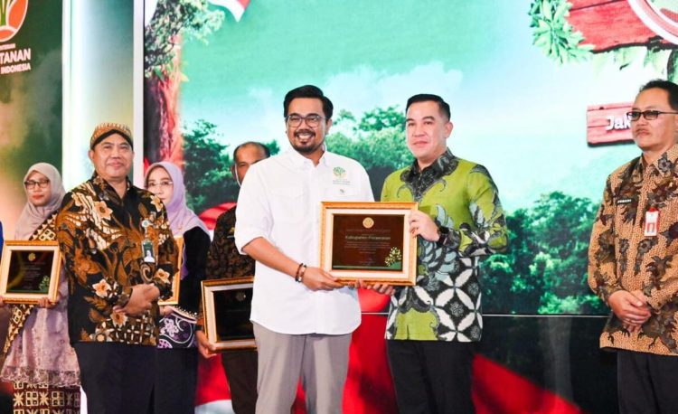 Konsisten Jaga Lingkungan, Kabupaten Pesawaran Raih Penghargaan PESONA 2025