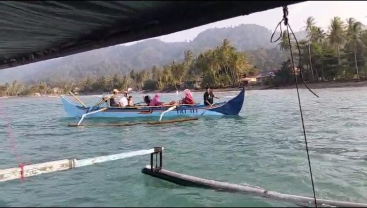 Polsek Pematang Sawa Selamatkan Perahu Mogok, Amankan Pasien Sakit di Tengah Laut Tanggamus